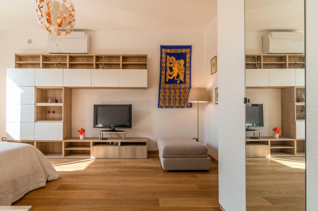 Apartment Sunny Nest Canal View In Chic Movida Venedig