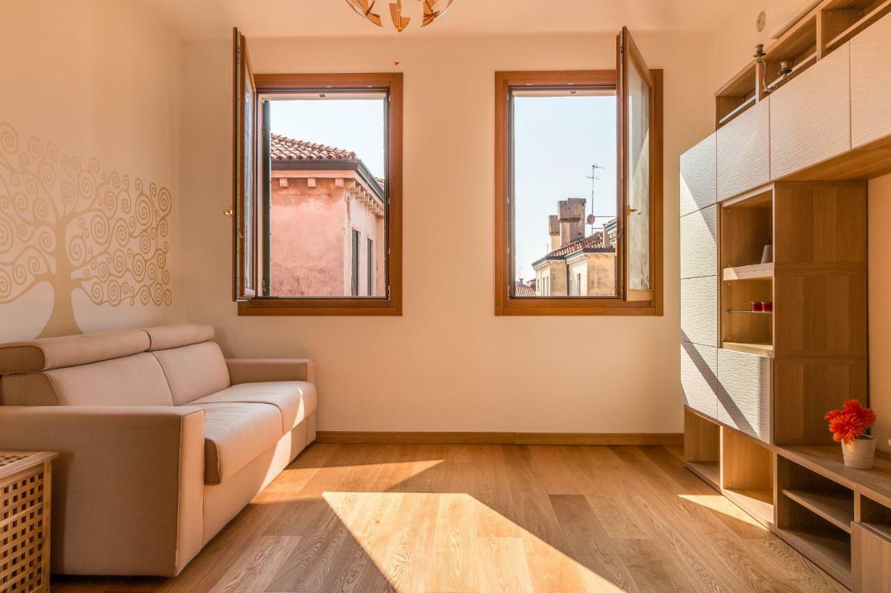 Sunny Nest Canal View In Chic Movida Apartment Venedig