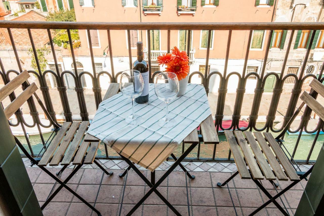 Apartment Sunny Nest Canal View In Chic Movida Venedig